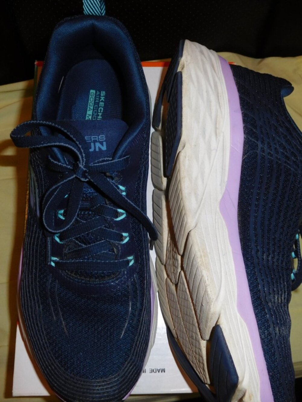 9.5M SKECHERS GO RUN ELEVATE NAVY PURPLE WOMENS GO RUN SNEAKER SHOE